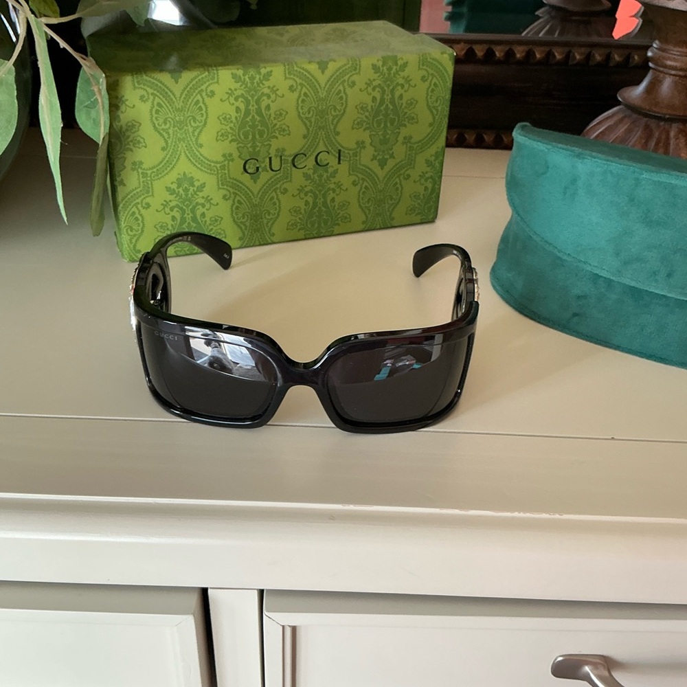 Gucci Women's Black and Green Tortoise Sunnies - Picture 4 of 9